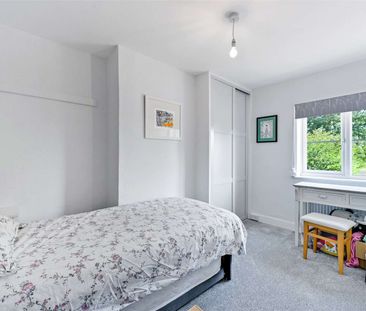 SHORT TERM - An immaculate three bedroom home offered fully furnished - Photo 3