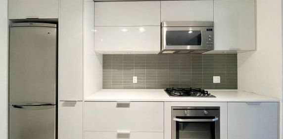 Great Location + Spacious 1 Bed 1 Bath @ Woodwards - UNFURNISHED - Photo 2