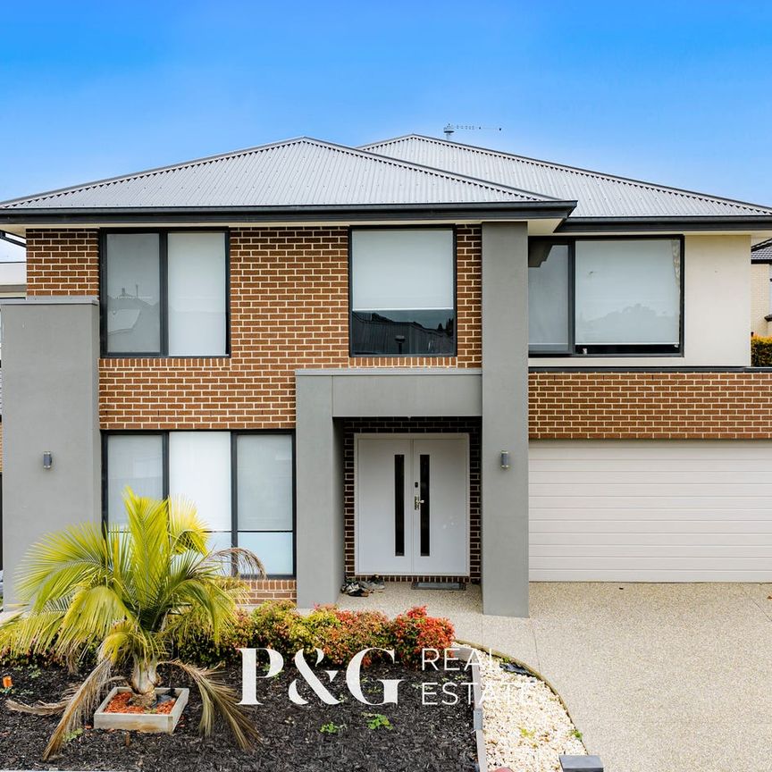 ✨ EXTREMELY LARGE LUXURY FAMILY LIVING ON A GRAND SCALE! ✨ - Photo 1