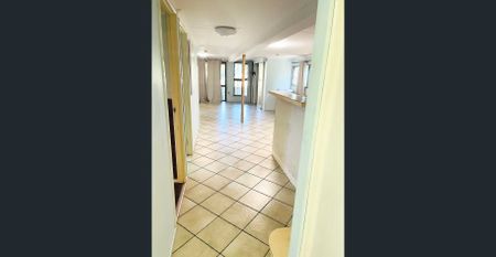 Charming Home in Prime Wishart Location - School Catchment & Convenience! Tropical Retreat in Wishart - Sparkling Pool & Garden Paradise! - Photo 3