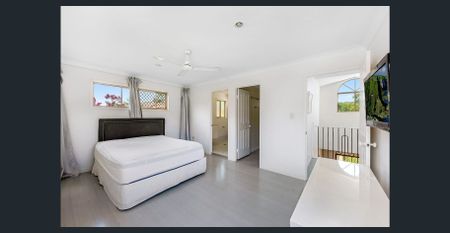 Spacious Double-Level Family Home in Varsity Lakes - Photo 3