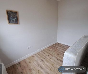 3 bedroom flat to rent - Photo 6