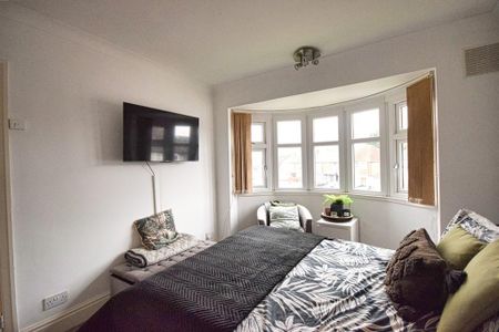 4 bedroom semi-detached house to rent - Photo 5