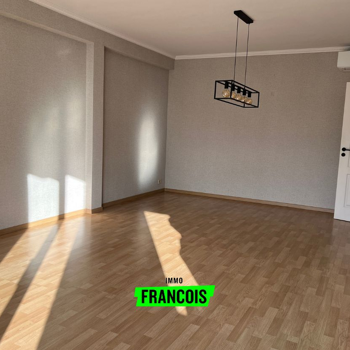 Ruim appartement met twee slaapkamers en garage in Ieper - Photo 1