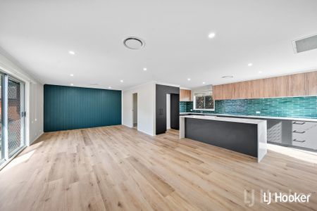 Charming 4 Bedroom with Courtyard & Double Parking - Photo 3