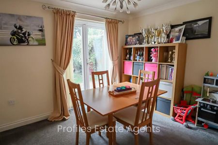 4 bedroom detached house to rent - Photo 2