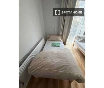 Bed in shared twin room in a 7-bedroom apartment for rent - Photo 3
