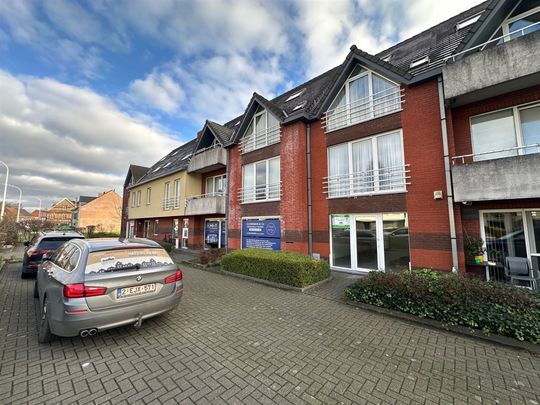 Gelijkvloers appartement met 3 slaapkamers en autostaanplaats. - Photo 1