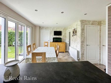 4 bedroom detached house to rent - Photo 3