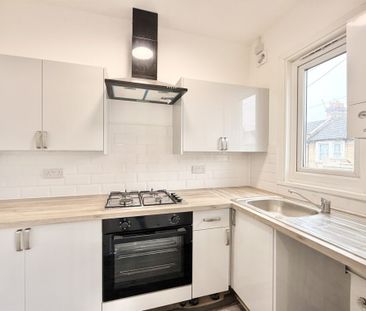 2 bed Flat Southview Drive, SS0 - Photo 4
