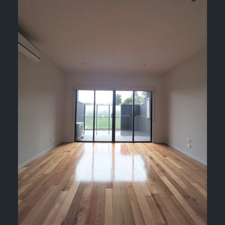 Modern Townhouse With Perfect Location! - Photo 1