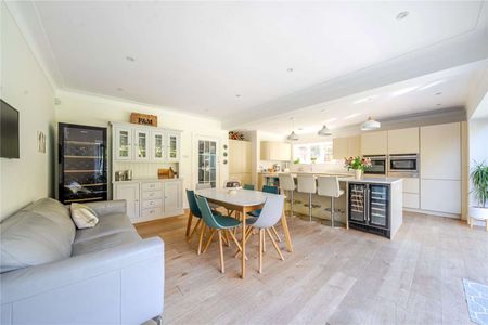 A well proportioned family home in a desirable Sevenoaks location - Photo 3