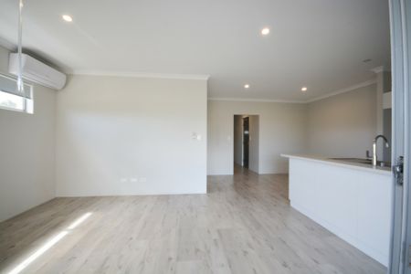 Modern Two Bedroom, Two Bathroom Upstairs Unit! - Photo 4