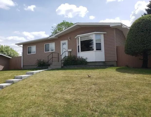 Three bedrooms main floor in a house at quiet and convenient area of Thorncliff | Calgary - Photo 1
