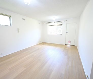 Stylish Two Bedroom Unit - Photo 4