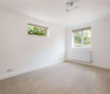 2 bedroom flat in central Tunbridge Wells location - Photo 4