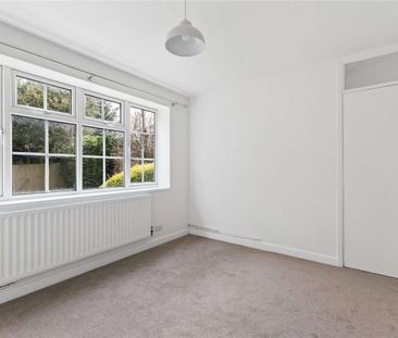 A newly updated one bedroom ground floor maisonette with garden spa... - Photo 2
