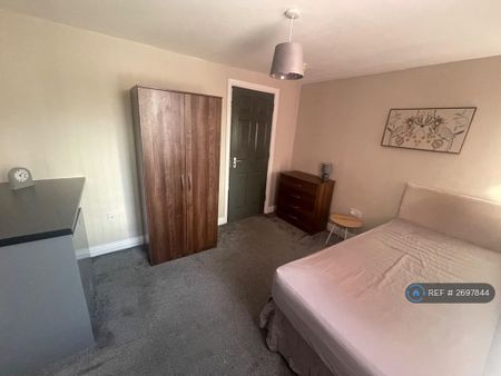 1 bedroom in a house share to rent - Photo 2