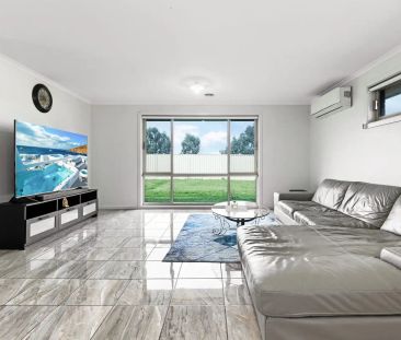 “Comfortable Family Living!” - Photo 2