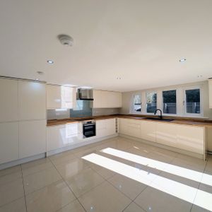 3 bedroom detached house to rent - Photo 2