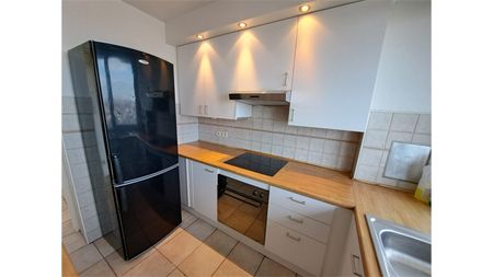 Een gunstig gelegen appartement met lift en met zicht op de skyline van Antwerpen - Photo 2