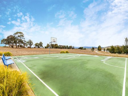 Beautiful Family Home in Peaceful Dunlop - Photo 2