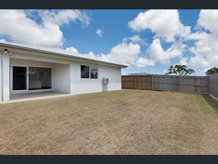 Stunning - Very modern home in the heart of Beaconsfield - Photo 3