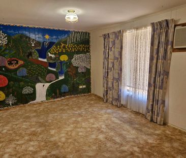 LOVELY 3 BEDROOM FAMILY HOME OVERLOOKING A PARK - Photo 4