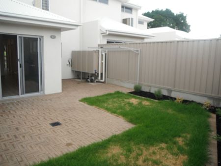 Lovely 3 Bedroom Townhouse - Photo 2