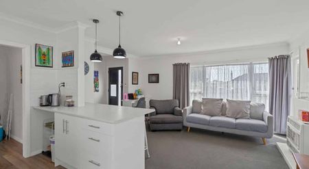 Sunny Three Bedroom Family Home - Photo 4