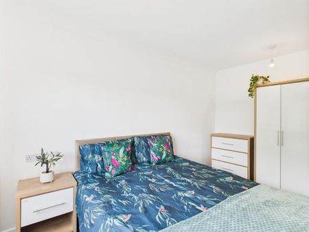 3 bedroom flat to rent - Photo 3