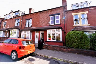 4 bedroom House in The Village Street, Burley - Photo 2