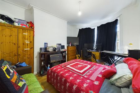 5 bedroom House To Let - Photo 2