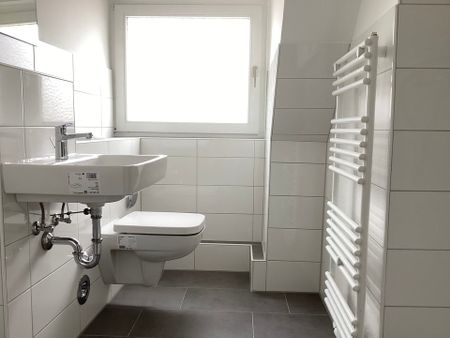 Charmante, frisch renovierte 3-Zimmer-Dachgeschosswohnung mit ca. 49,88 m² in gepflegtem Mehrfamilienhaus - Photo 2