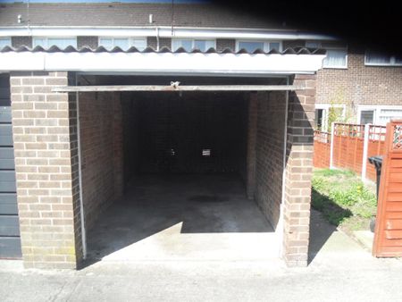 3 bedroom flat to rent - Photo 3