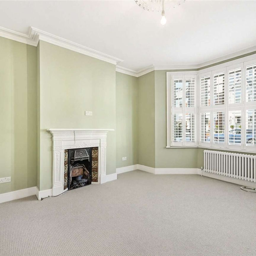 A stunning newly refurbished two bedroom garden flat in Fulham's desirable Alphabet streets - Photo 1