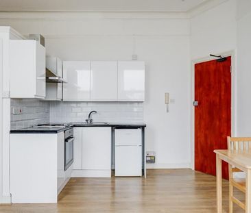 Studio Flat To Let - Photo 2