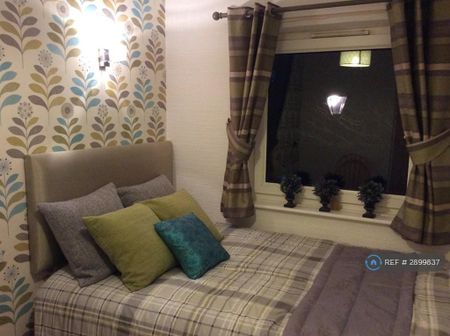 4 bedroom terraced house to rent - Photo 2