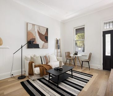 Character-rich cottage in sought-after enclave - Photo 2