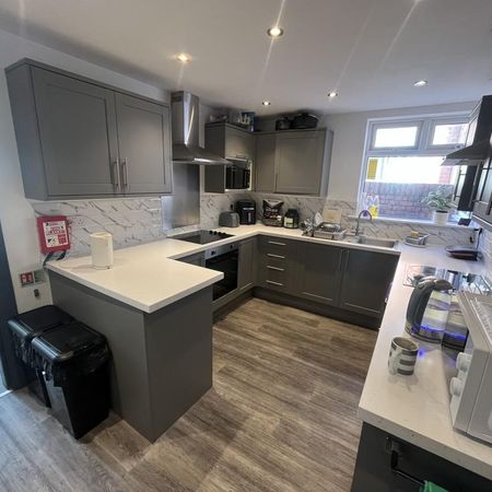 1 bedroom in a house share to rent - Photo 3