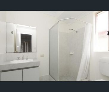 Spacious Family Living in a Quiet Cul-de-Sac - Photo 2