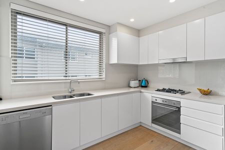 Modern Two Bedroom Apartment With Off Street Parking - Photo 4