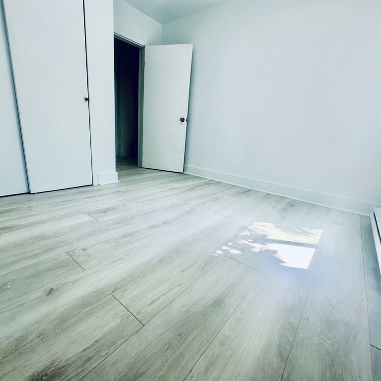 4 1/2 - Photo 1