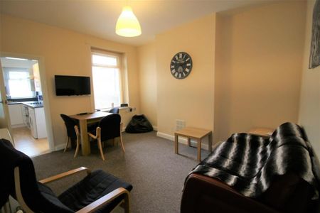 3 bedroom private hall to rent - Photo 2