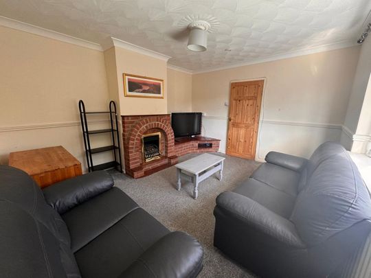 16 Schofield Road - Engineering side 4 bed 2 bath Loughborough - Photo 1