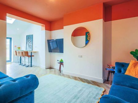 Newley refurbished property close to UHW Room 3 - Photo 2