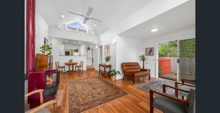 Beautiful Art Deco Home in Leafy Lifestyle Pocket - Photo 5