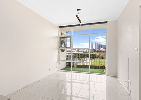 Two Bedroom Apartment with Sweeping City Views - Photo 2