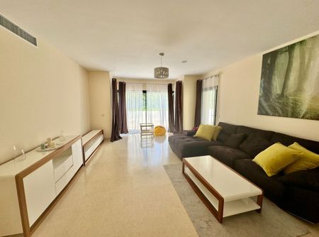 Apartamento planta baja en alquiler en El Madroñal, Benahavis - Photo 3