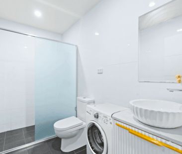 Beautiful 4 Bedroom Home - Available Now! - Photo 4